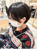 耳掛け丸みショート　顔まわりカット
