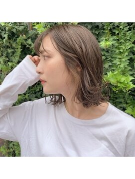 ニード(need) 透明感グレージュ