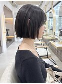 ぷつっとまとまる切りっぱなしボブ盛れる顔周りで小顔に