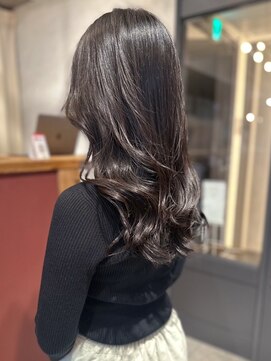 アトリエ(atelier.) 暗髪　ラベンダーグレージュ　ツヤ髪　巻き髪アレンジ