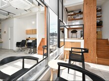 シンカ 湘南江ノ島 鵠沼(shinka)の雰囲気(2席のみのプライベートサロン。緑と光のある落ち着きのある店内)