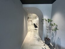 エイト(8 eit)の雰囲気（入口から奥につながるトンネルを抜けると施術スペースへ♪）