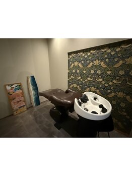 髪と頭皮に潤いを与えるヘッドスパ。頭皮の汚れや疲れ、悩みをスッキリ解消し、健康な髪の土台作りに◎