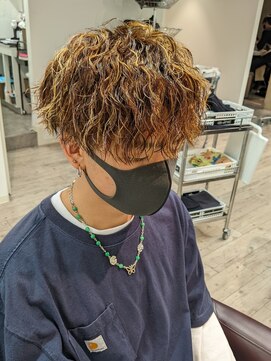 コワファーストナガサキシャンプーボーイ(COIFF1RST NAGASAKI SHAMPOO BOY) メンズハイライト×ツイストスパイラルパーマ