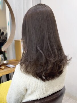 ベラ(Bella) 大人可愛い外ハネミディアムセミロング20代30代40代