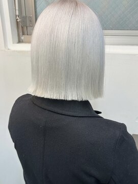 ホワイトカラー×切りっぱなしボブ