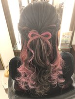 編み込みハーフアップxインナーカラーリボン