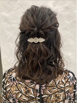 コトナ(kotona) ハーフアップヘアアレンジ三つ編みヘアアレンジダウンスタイル