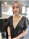 切りっぱなしボブ/ミルクティーグレージュ/ブリーチカラー
