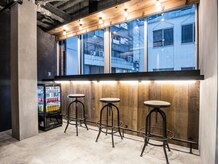 お待ちのお客様にアルコール、ソフトドリンク等のドリンクサービスをご提供 (メンズサロン吉祥寺/パーマ)