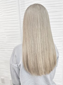 グロウトヨサキワン(GLOW TOYOSAKI ONE) 外国人風ハイブリーチブロンドカラー