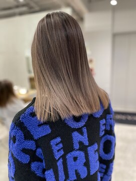 アヴァンス 京橋店(AVANCE) バレイヤージュでおしゃれ切りっぱなしストレートヘア