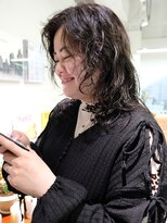 ムロ(Mulo)&nbsp;美人度UPの濡れ感ウルフミディアム｜ラフな大人の無造作ウェーブ