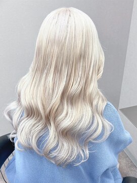 エミーバイモアムー(Emmie byMoremuu) 【あいり】ホワイトカラー/ダブルブリーチ