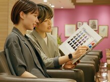 ソシエ 新百合ヶ丘店の雰囲気（ケア剤配合カラー[新百合ヶ丘駅/白髪ぼかしハイライト/ショート]）