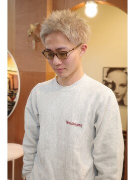 エディ(Edy) スパイキーショート刈り上げ抜きっぱなしブロンド眉毛カット
