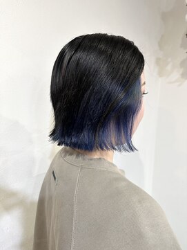 マリン(Marine) 20代30代切りっぱなしボブブルーインナーカラー