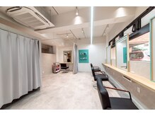 ソウゾウ ブリッジ(SoZo Bridge)の雰囲気（白を基調とした明るい店内です！）