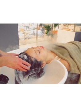 ≪香りが選べるアロマスパ≫でリラックス効果UP！じっくりしっかり頭皮をほぐすマッサージで口コミ高評♪