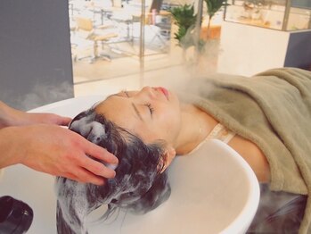 ノアフライ(NOAH FLY)の写真/≪香りが選べるアロマスパ≫でリラックス効果UP!じっくりしっかり頭皮をほぐすマッサージで口コミ高評♪