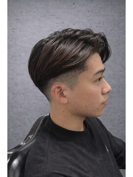 ワンワンオー バーバーショップ 長浜店(@110 BARBER SHOP) 【王道モテ髪】毛流れで魅せる。センターパート×大人フェード