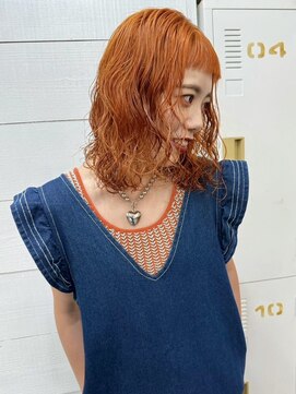 ロマーリ(LOMARLIE) オレンジカラー×くるくるパーマ