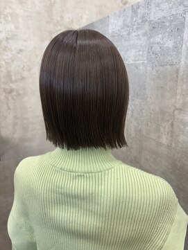 切りっぱなし×ベージュ×ツヤ