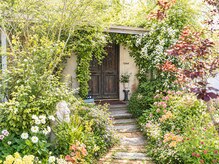 サロンドクロエ(Salon de Chloe)の雰囲気（『ゆくはし植物園』監修の四季の庭が出迎えてお待ちしております）