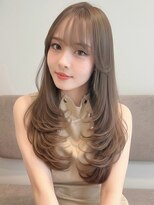 ティファ 栄(Tiffa)&nbsp;ヌーディー感×ベージュ。レイヤーのワンカールで艶と動きを