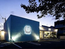ジルトータルビューティーサロン 河内花園店 (JILL)の雰囲気（夕方になると昼間とは違う雰囲気のJILLに驚くかも）