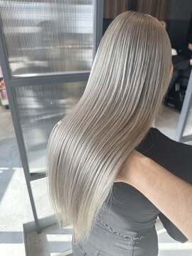 リア 布施店(Lia) ホワイトシルバー