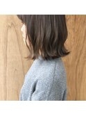 ゆるっと外ハネ、肩の長さのミディアムボブ。