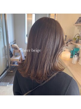 シュシュ(chouchou) シアーベージュカラー×外ハネセミロング