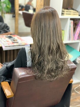 リリー シンジュク(Lilly) 【Lilly新宿】#モカベージュ #シルバーアッシュ #ケアブリーチ