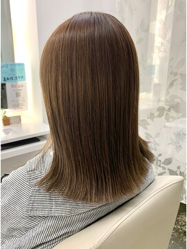 パシフィックダズールバトン(Pacific Dazzle baton) ミディアムレングスの切りっぱなしボブ
