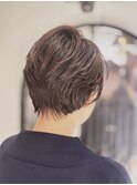 頭部の丸みを美しく引き出した、柔らか質感のショートスタイル