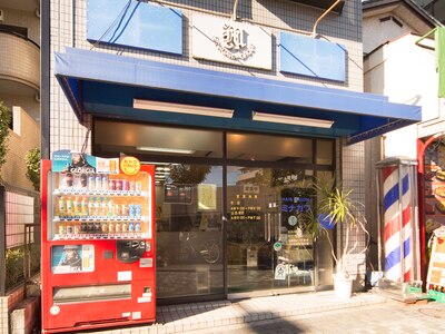 お店の外観です。青い看板が目印です！