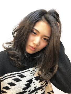 ヘアー 志希 ゆるふわ×ブルーアッシュ×モノトーン