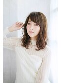 透け感たっぷりのグレージュカール