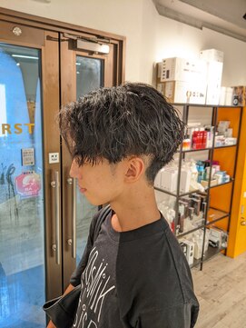 コワファーストナガサキシャンプーボーイ(COIFF1RST NAGASAKI SHAMPOO BOY) センターパート×ソフトツイストスパイラルパーマ