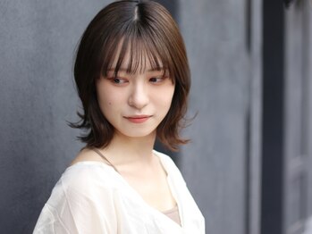 ニュートライズ(NEUTRIZE)の写真/NEUTRIZEで叶える、自分に似合う透明感と小顔見せを引き立てるシルエット。骨格に寄り添うデザイン力◎