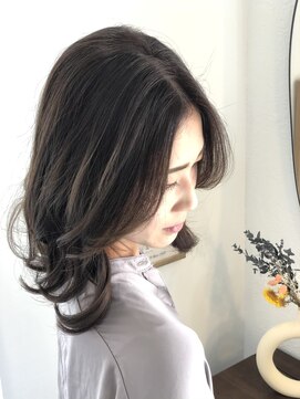 エカキラナ(eka kiranah) 透明感シルバーグレージュ!ミディアムレイヤースタイル!