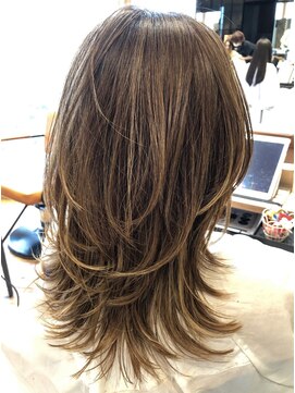 アフロート ルヴア(AFLOAT RUVUA) 【ハイレイヤーウルフ風カット×立体感ハイライト】ルヴア新宿