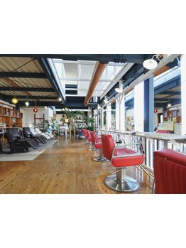 自然光が差し込む落ち着いた空間で、あなただけの時間を。MAHALOオリジナルのアロマで心も体もリラックス◇