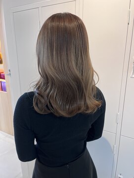 シダ(sida SAIIN) ★ヌーディーグレーベージュ艶巻きデザインカラー