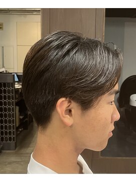 清潔感と大人っぽさを両立したナチュラルセンターパート