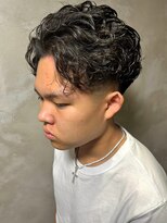 ディスイズバーバーサード(THIS IS BARBER 3rd)&nbsp;センターパート ツーブロック 強めカール メンズパーマ 刈り上げ