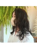ロングヘアのウェーブパーマ