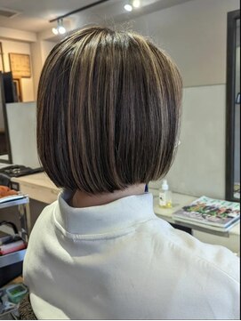 ソラーナ(SOLANA) 切りっぱなしボブ 白髪ぼかしハイライト