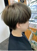 白髪ぼかしハイライト×刈り上げショートボブ